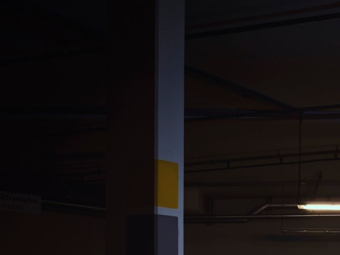 Porsche Cayenne híbrido 2020 blanco en garaje oscuro, vista trasera, SUV deportivo premium con diseño coupé y alto rendimiento dentro del segmento de híbridos usados.