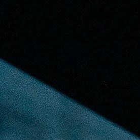 Joven empresario de traje elegante conduciendo auto de lujo