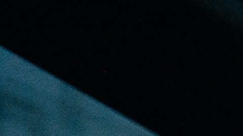 Joven empresario de traje elegante conduciendo auto de lujo