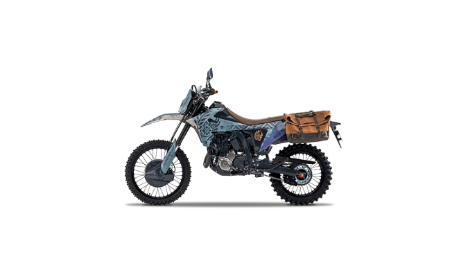 Suzuki Dr-Z4s Monster Hunter Wilds Edition es una moto aventurera.