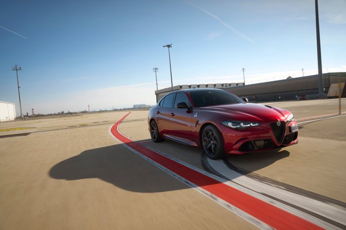 Alfa Romeo Giulia Quadrifoglio Collezione tiene un motor que genera más de 500 hp.