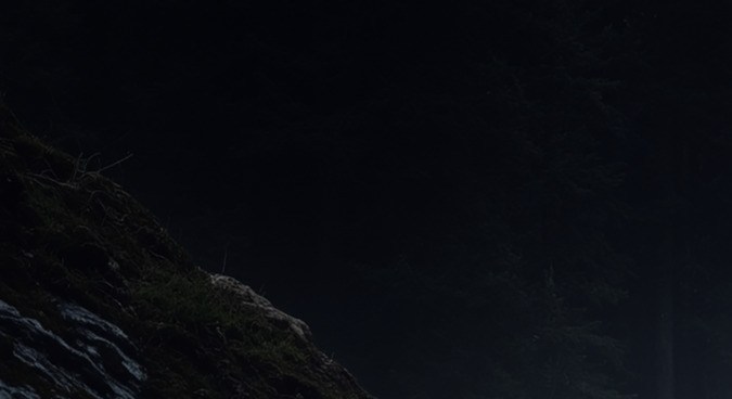 Jeep Gladiator Shadow Ops 2026 tiene un color gris oscuro y negro mate.