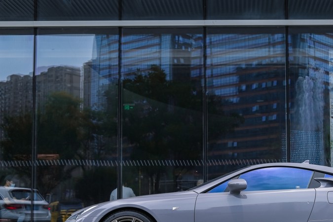 En el patio hay un coche deportivo gris Lexus LFA