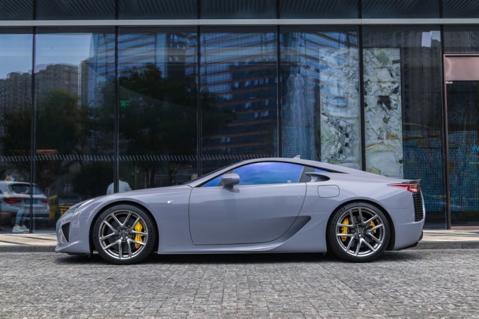 En el patio hay un coche deportivo gris Lexus LFA