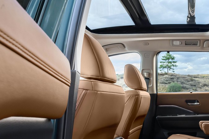 Segunda fila Nissan Pathfinder 2026 con asientos tipo capitán en cuero, gran espacio y techo panorámico para pasajeros.