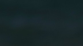 Primer plano del logotipo y parte trasera del Volkswagen ID. Buzz amarillo pomelo, destacando la identidad de marca de la nueva combi eléctrica