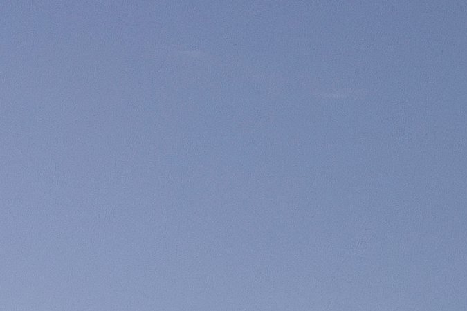 Volkswagen ID. Buzz eléctrico color naranja energético circulando en carretera, mostrando su diseño retro moderno y rendimiento dinámico en movimiento.