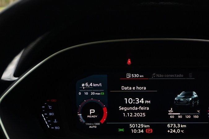 Audi Q3 digital instrument cluster display, tecnología de salpicadero de SUV de lujo