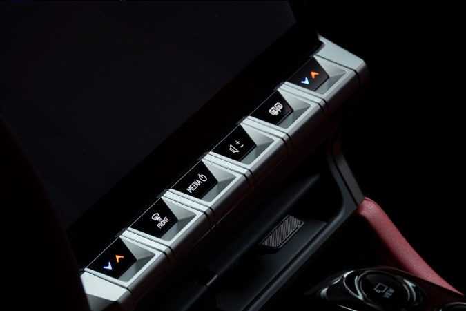 Toyota GR GT su interior tiene comodidades.