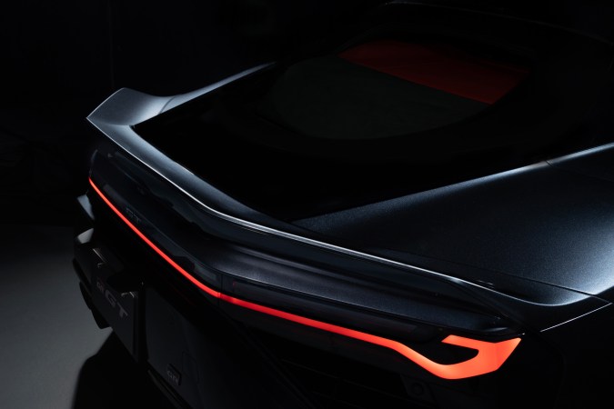 Toyota GR GT tiene una parte trasera que permite gran carga aerodinámica.