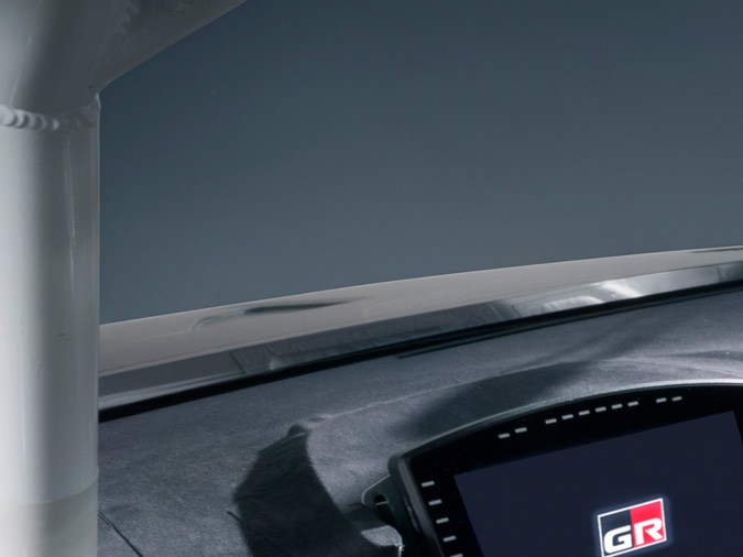 Toyota GR GT3 tiene un interior pensado en competición.