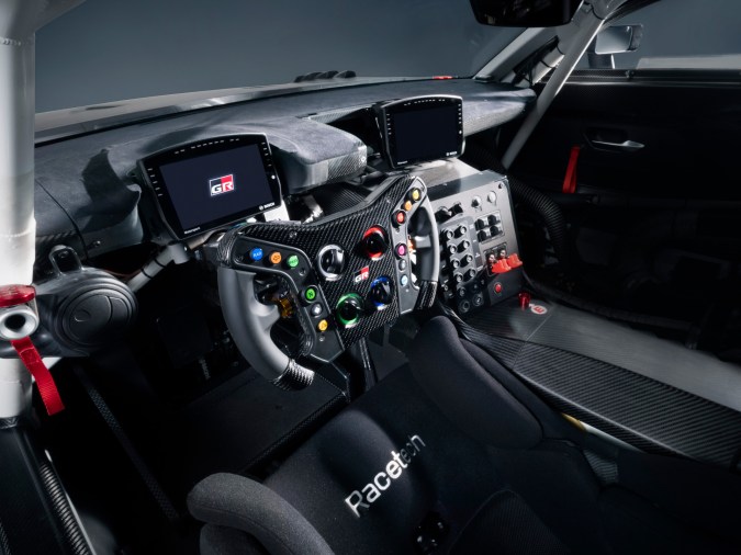Toyota GR GT3 tiene un interior pensado en competición.