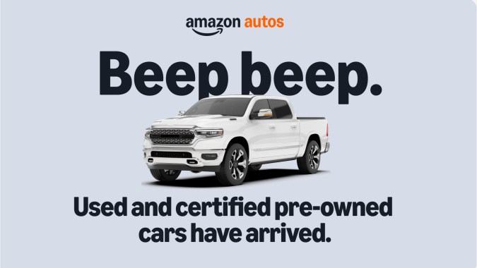 Publicidad de Amazon Autos anunciando llegada de autos usados certificados, camioneta blanca y eslogan. Compra de autos Ford certificados en Amazon online.