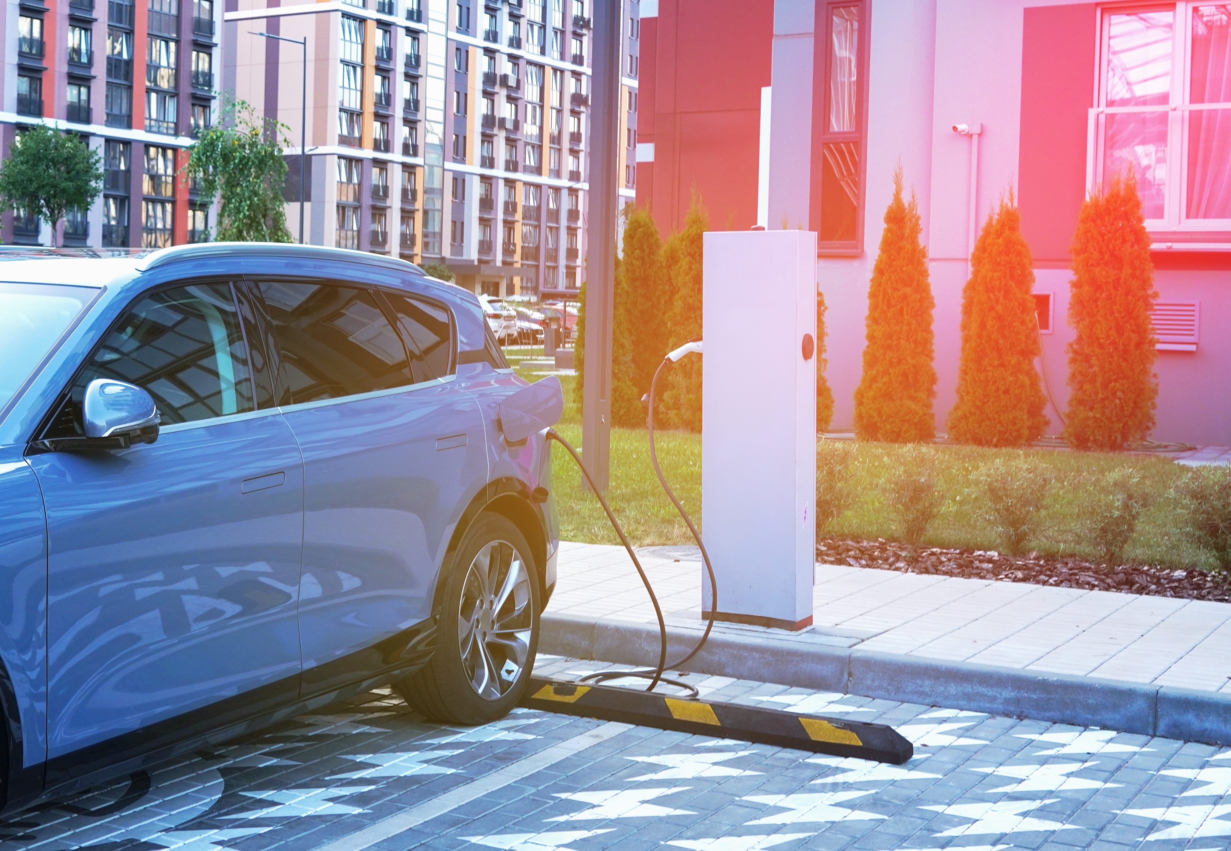 Auto eléctrico con un cargador público.