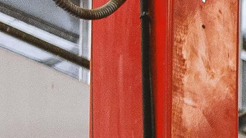 coche en el centro de servicios de reparación de automóviles con enfoque suave y sobre la luz en segundo plano