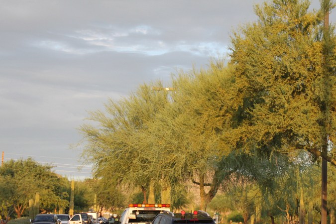 Los coches incautados durante una operación conjunta de control de sobriedad de la policía de Mesa y Gilbert para el Día del Trabajo son cargados para remolcar
