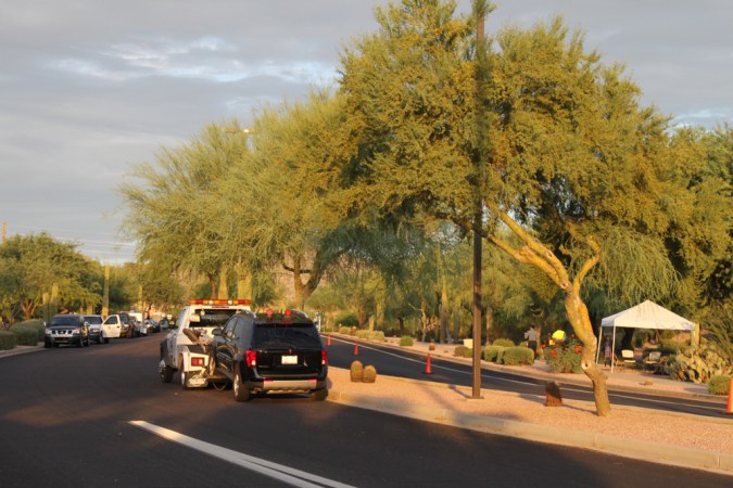 Los coches incautados durante una operación conjunta de control de sobriedad de la policía de Mesa y Gilbert para el Día del Trabajo son cargados para remolcar