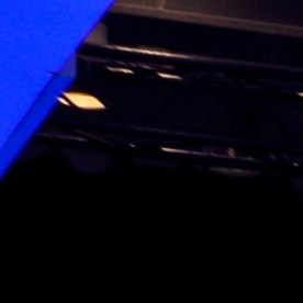 Ford Mustang Mach-E amarillo en exposición, certificado y destacado bajo luces en evento automotriz. Innovación y venta de autos usados Ford en Amazon.