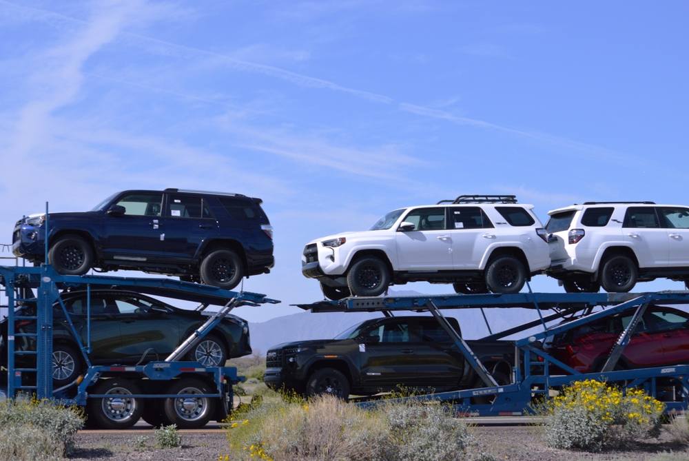 Un remolque de transporte de automóviles usados remolcado por un camión semirremolque que conduce en el corredor de la autopista interestatal I-10 que corre entre Phoenix y Tuscon.