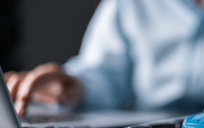 Concepto de financiación y seguros de automóviles. Joven vendiendo o comprando un auto en línea. Desenfoque con antecedentes de oficina, concepto de protección y cuidado post-venta. ofrecer servicios financieros y de seguros.