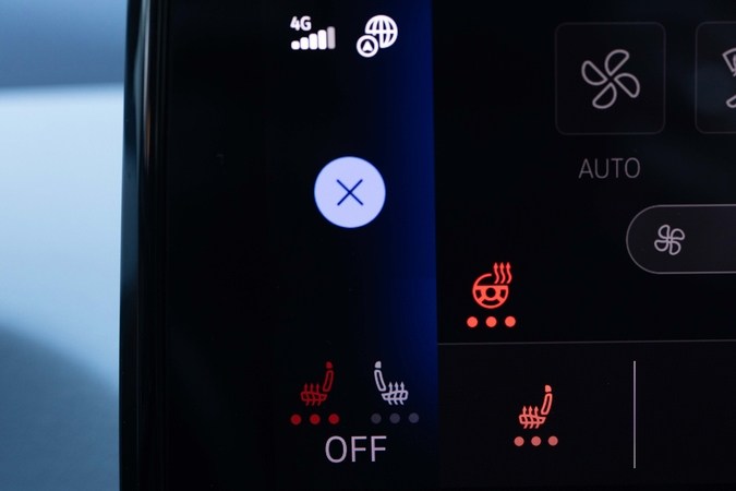 Encender asientos de coche con calefacción pulsando los botones. Panel de asientos con calefacción en un coche. Botón de calentamiento del volante de la dirección en el coche. Panel de control eléctrico del coche con volante de dirección y calefacción de asientos.