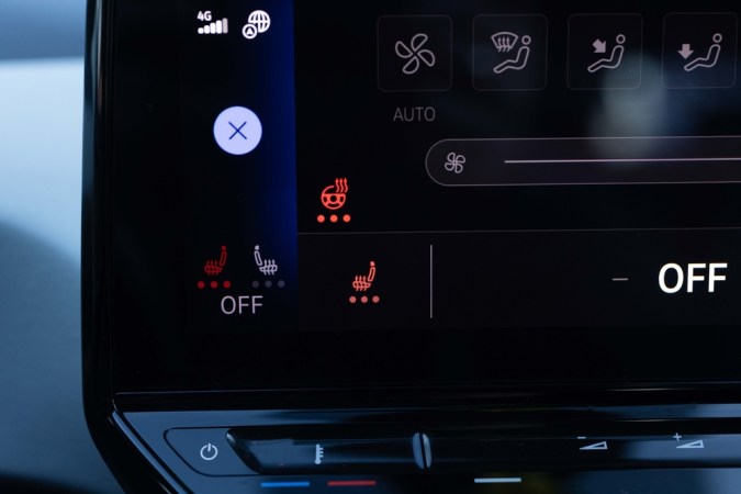 Encender asientos de coche con calefacción pulsando los botones. Panel de asientos con calefacción en un coche. Botón de calentamiento del volante de la dirección en el coche. Panel de control eléctrico del coche con volante de dirección y calefacción de asientos.