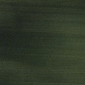 Toyota Camry 2005 plata en movimiento por autopista, sedán usado cómodo para viajes largos.