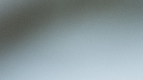 Vendedor colocando la placa de venta en el parabrisas del camión en el suelo abierto de un concesionario, vista de cierre.