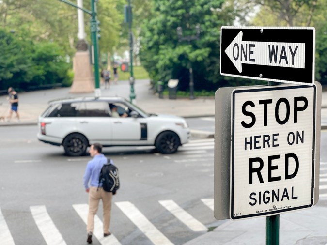 de una forma, de una parada y de una dirección, señalización del tráfico en la esquina y paso peatonal por la carretera en Nueva York (Estados Unidos de América). señal de tráfico en inglés en la calle de la ciudad. paso peatonal