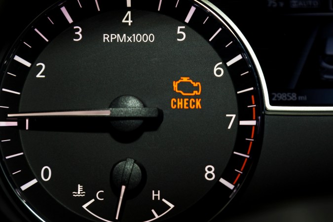 Luz de Check Engine se debe revisar.