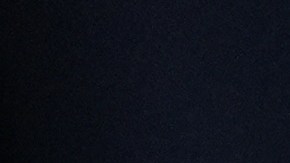 Un hombre de negocios firma un contrato de seguro de auto en una oficina. Sosteniendo un bolígrafo, finaliza el Acuerdo con el agente. Esto garantiza la protección y seguridad de su nuevo vehículo.