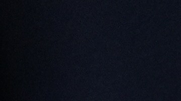 Un hombre de negocios firma un contrato de seguro de auto en una oficina. Sosteniendo un bolígrafo, finaliza el Acuerdo con el agente. Esto garantiza la protección y seguridad de su nuevo vehículo.