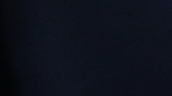 Un hombre de negocios firma un contrato de seguro de auto en una oficina. Sosteniendo un bolígrafo, finaliza el Acuerdo con el agente. Esto garantiza la protección y seguridad de su nuevo vehículo.