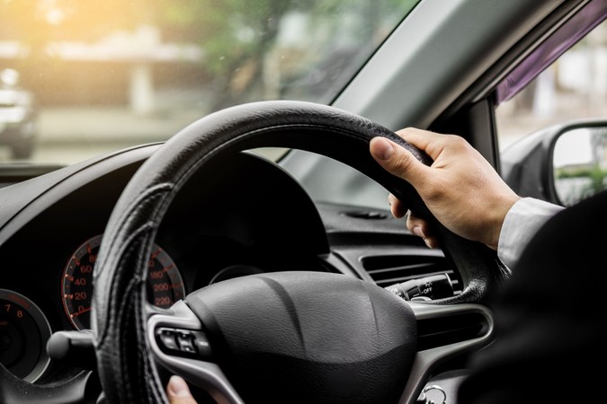 Retrato de un joven apuesto empresario conduciendo un coche deportivo de lujo
