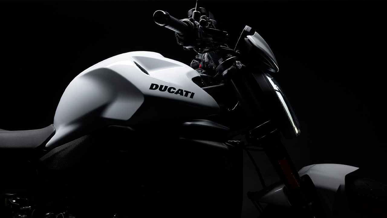 Ducati Monster 2026 está disponible en blanco iceberg.