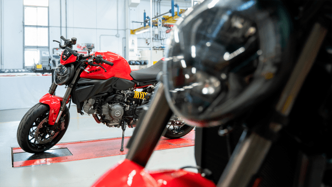 Ducati Monster 2026 tiene un poderoso motor que genera 109 caballos de fuerza.