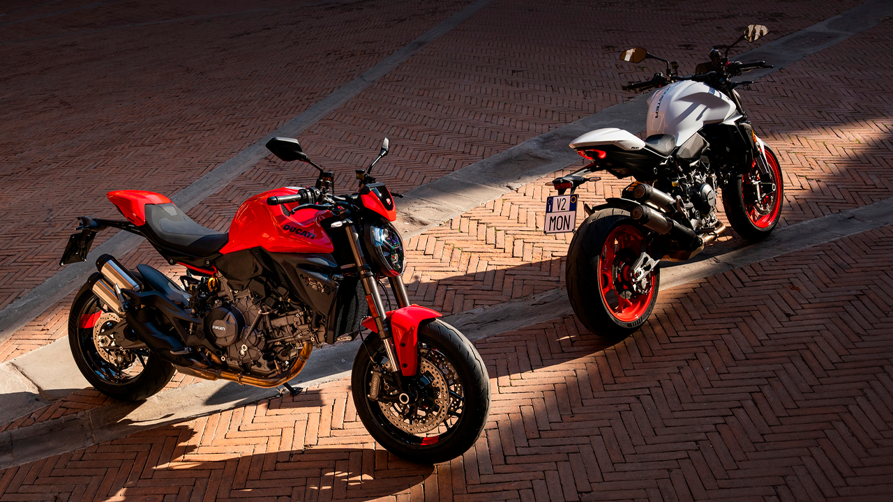 Ducati Monster 2026 estará disponible en dos colores, rojo y blanco.