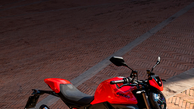 Ducati Monster 2026 estará disponible en dos colores, rojo y blanco.