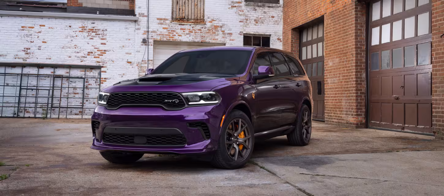 Dodge Durango SRT Hellcat 2026 edición morada estacionada, mostrando parrilla frontal agresiva, tomas de aire y rines deportivos de aleación oscura.