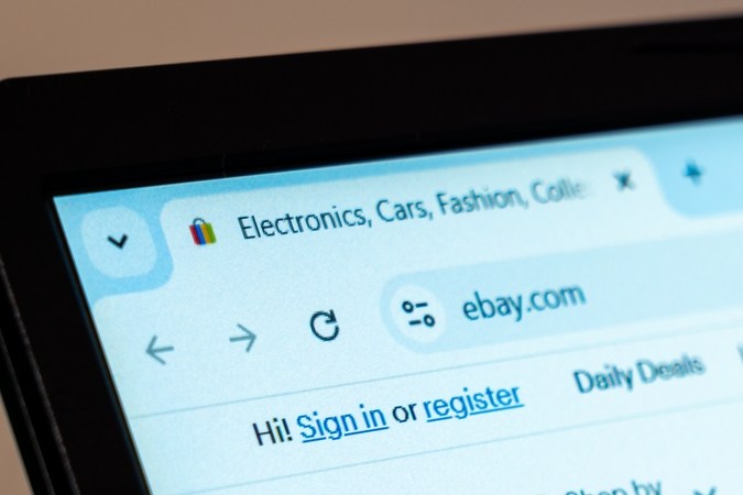 página de inicio del Sitio web de eBay que muestra las compras en línea y los servicios de subastas