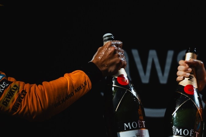 Gran Premio de Fórmula 1 de Emilia-Romaña. Lando Norris (4, McLaren) y Oscar Piastri (81, McLaren) celebrando en el podio.