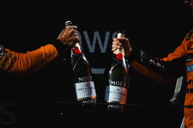 Gran Premio de Fórmula 1 de Emilia-Romaña. Lando Norris (4, McLaren) y Oscar Piastri (81, McLaren) celebrando en el podio.