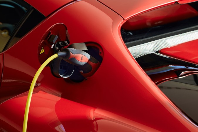 Carga de un Ferrari 296 GTB híbrido enchufable, detalle de enchufe. Motor V6 de 2,9L, potencia total de 830 CV y 740 Nm. El motor eléctrico permite recorrer 25 km.