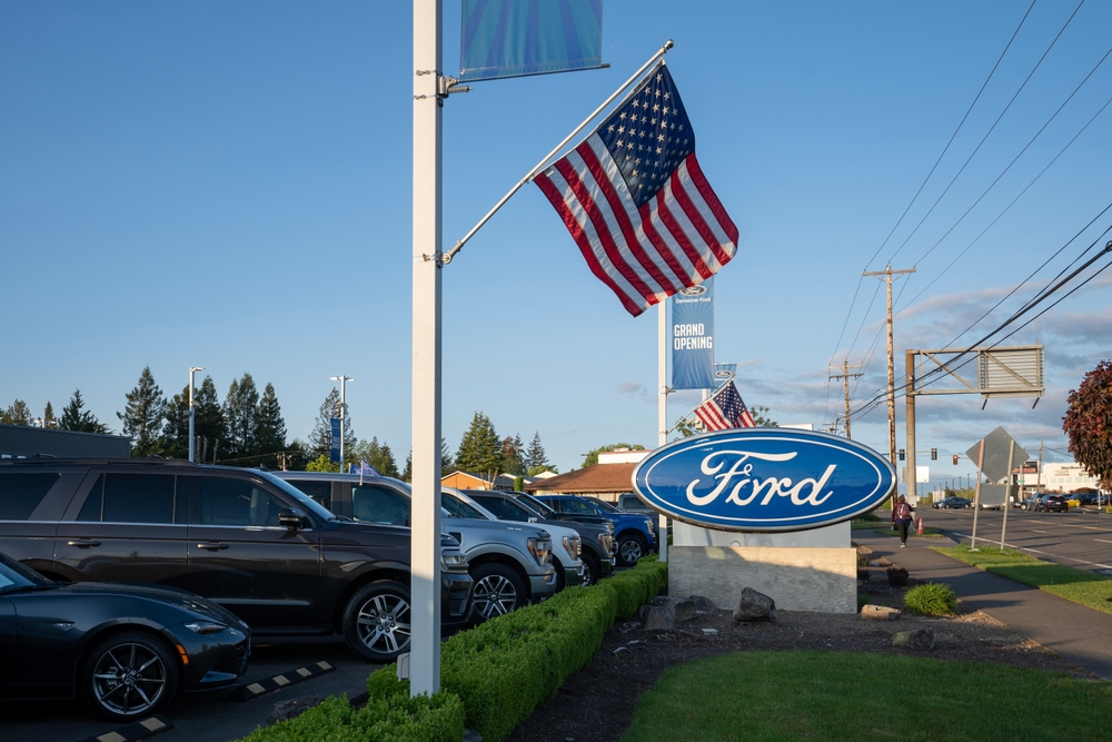 Se ve el letrero de Ford en una tienda de concesionarios Ford en Beaverton, Oregón. Ford Motor Company es un fabricante de automóviles estadounidense con sede en Dearborn, Michigan.