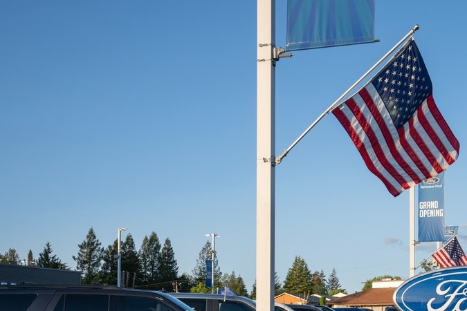 Se ve el letrero de Ford en una tienda de concesionarios Ford en Beaverton, Oregón. Ford Motor Company es un fabricante de automóviles estadounidense con sede en Dearborn, Michigan.