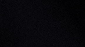 Cierre de los limpiaparabrisas delanteros en un coche nuevo negro en el salón. enfoque selectivo.