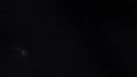 Cierre de los limpiaparabrisas delanteros en un coche nuevo negro en el salón. enfoque selectivo.