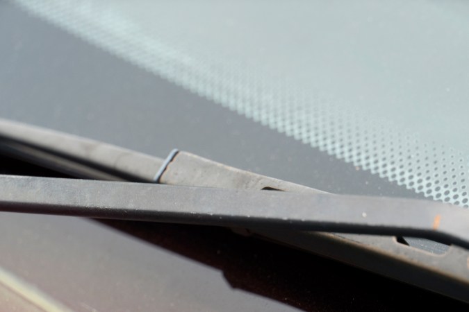 Escobillas del limpiaparabrisas en el parabrisas.