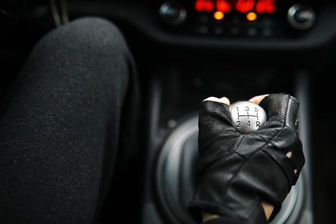 Los guantes para manejar vienen con propiedades térmicas y de ventilación.