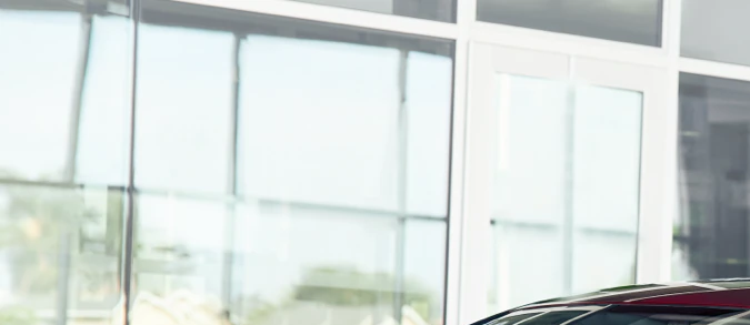 Intercambiando un auto Nissan en un dealer